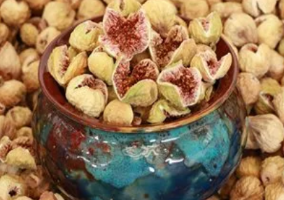 صویری از انجیر خشک صادراتی نی‌ریز با بافت لطیف و طعمی شیرین، محصولی باکیفیت از آسا خشکبار خوشمزه.
