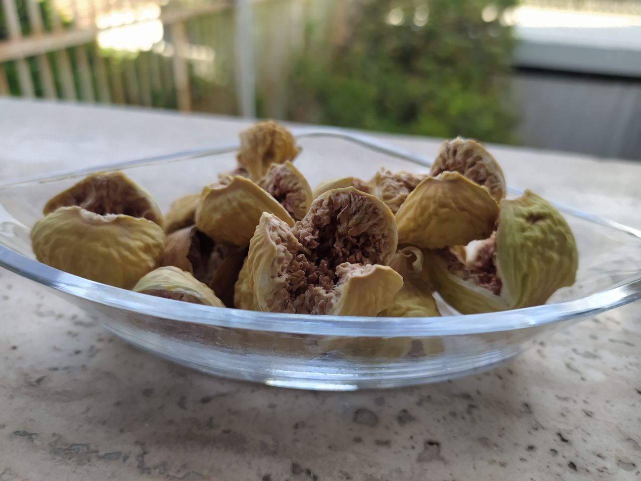 انجیر خشک استهبان با بافت لطیف و طعمی شیرین، مناسب برای مصرف روزانه و پذیرایی.