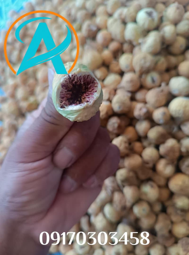 انجیر خشک درجه یک چیده‌شده در سبد چوبی با نور طبیعی