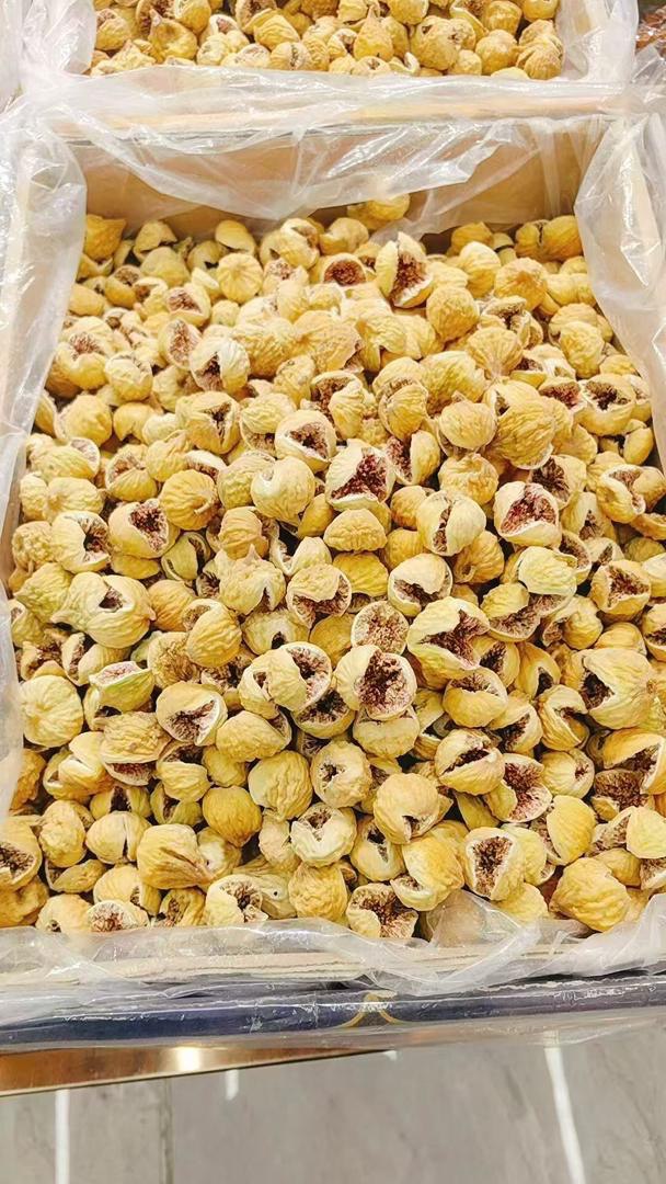 انجیر سوپر استهبان تازه با دهان باز، نمای نزدیک از بافت نرم و دانه‌های داخلی شیرین و خوش‌رنگ.