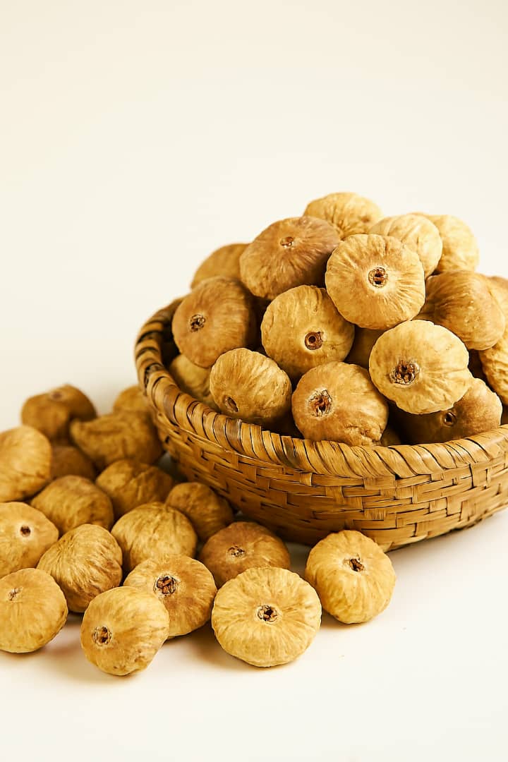 انجیر خشک در سبد حصیری سنتی