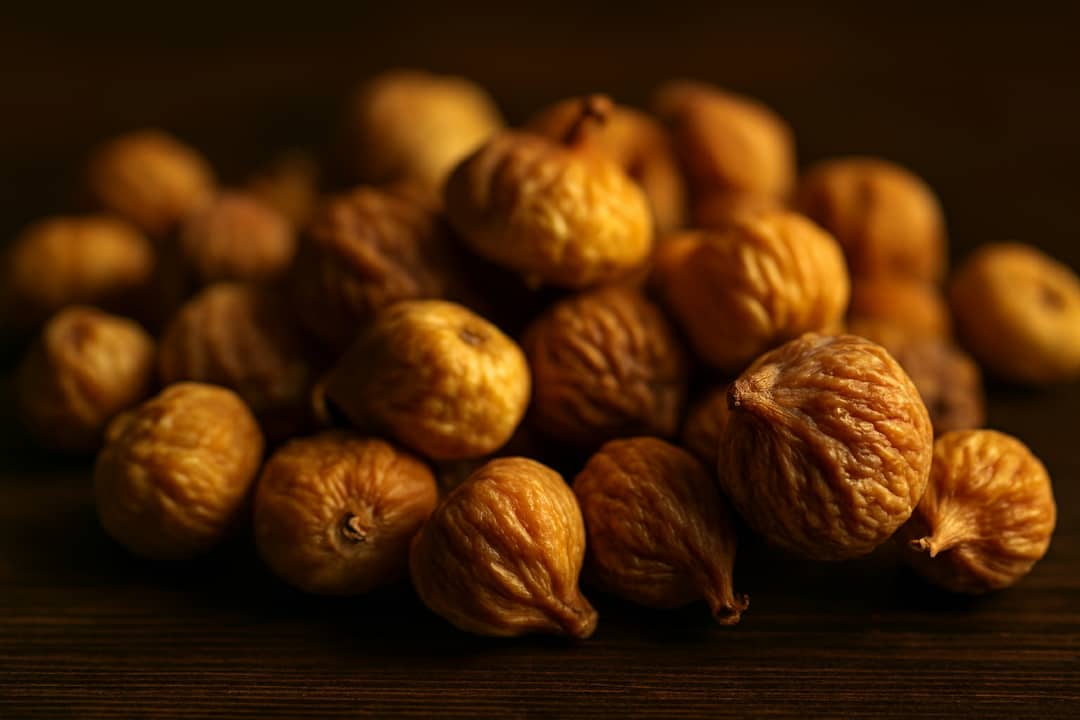  انجیر خشک روی سطح چوبی تیره