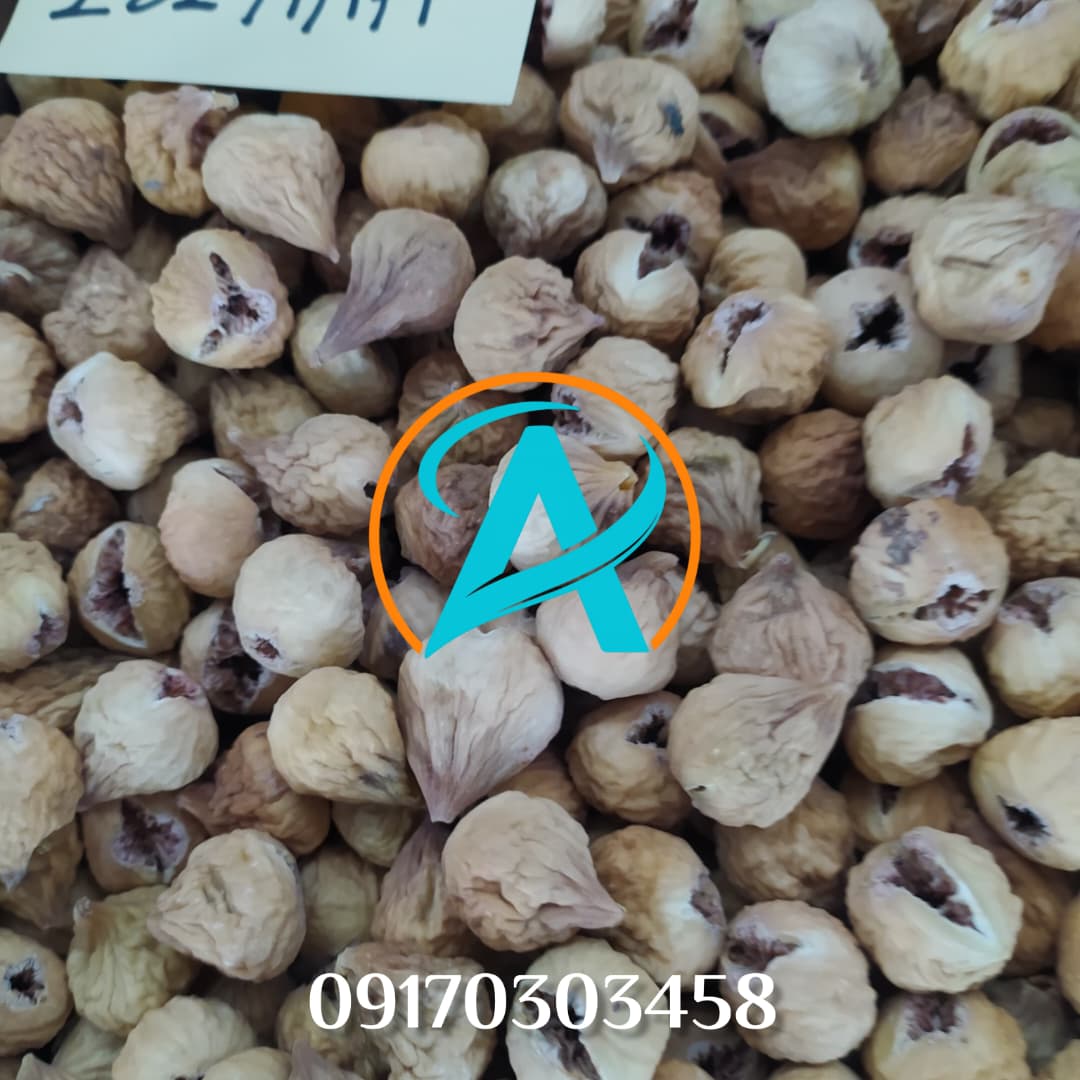 مقداری انجیر خشک طبیعی استهبان درون یک کارتن بسته‌بندی شده برای فروش عمده