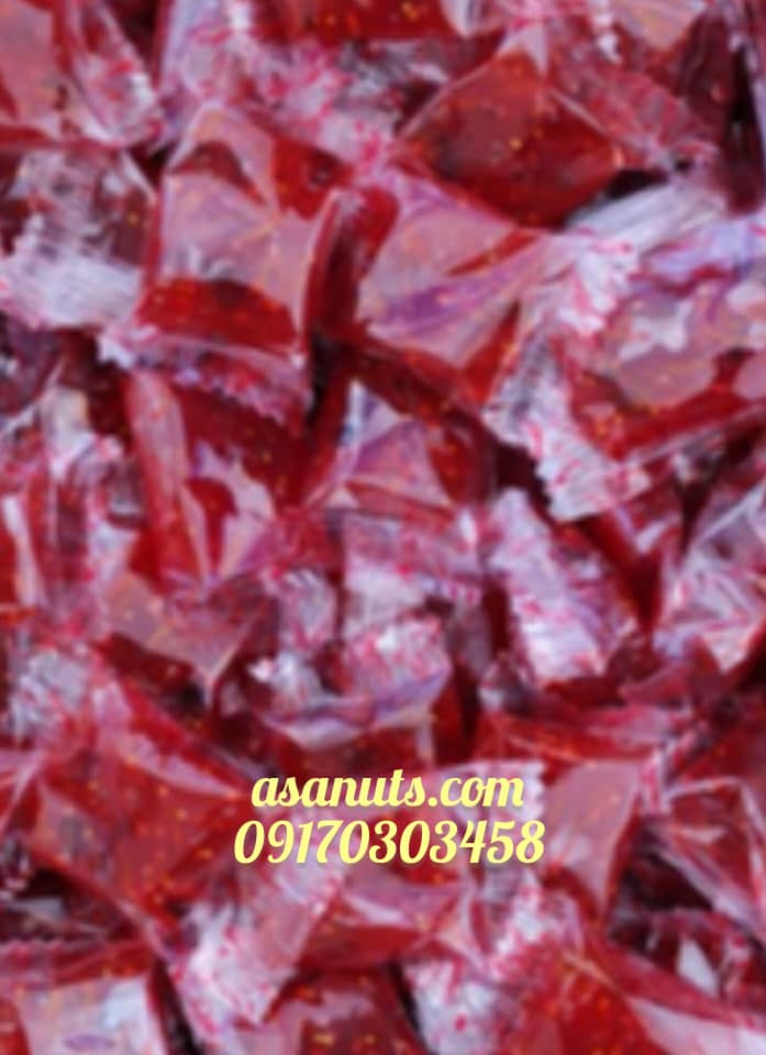 برش مستطیلی از مسقطی شفاف با انجیر خشک و زرشک قرمز روی سطح مرمری روشن