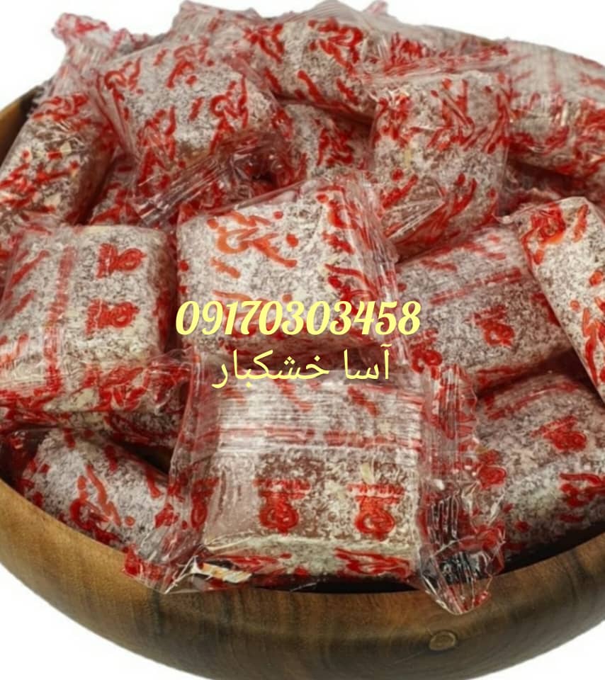 مسقطی انجیر با نارگیل در بسته‌بندی سنتی، چیده شده روی سینی چوبی