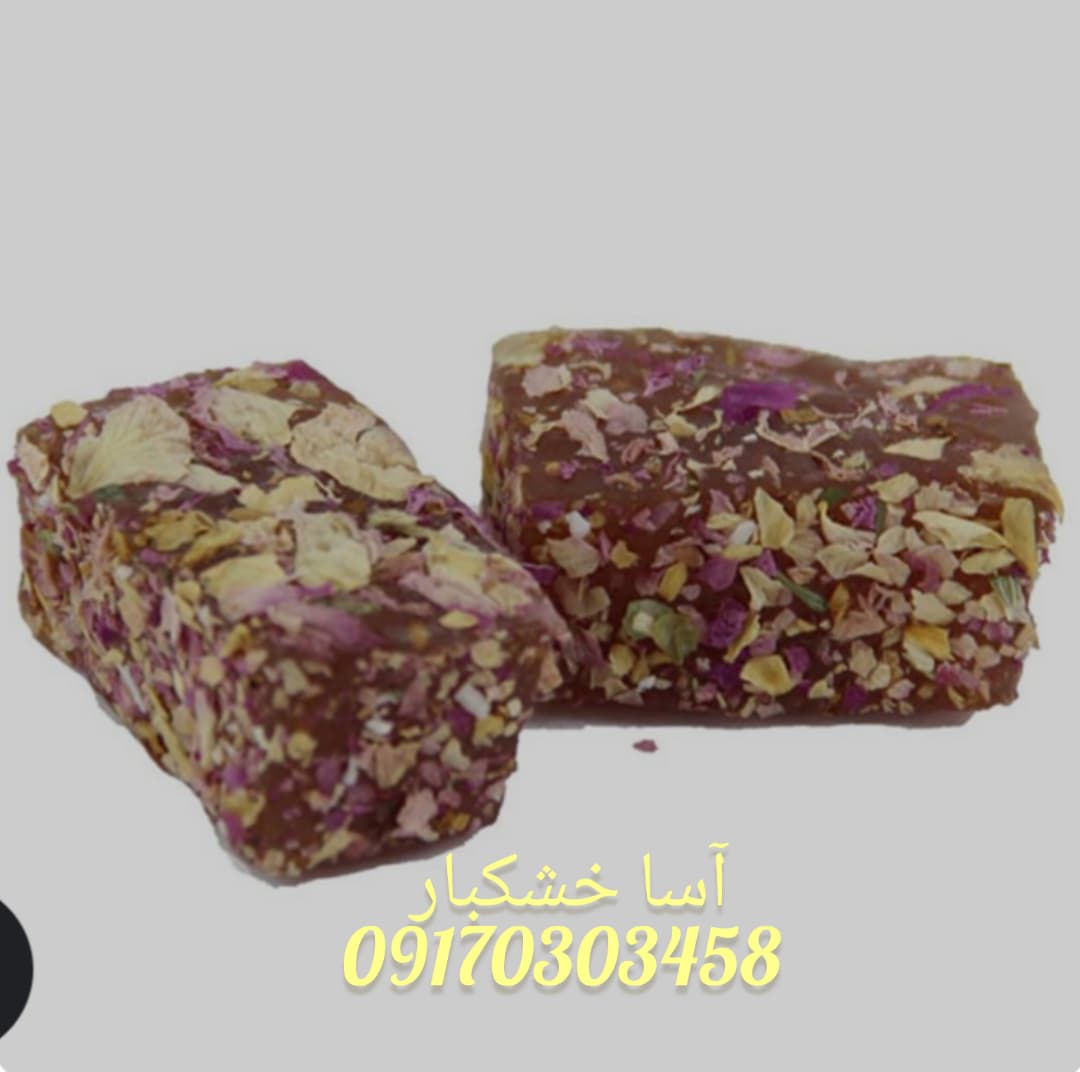 نمای نزدیک از بافت نرم مسقطی انجیر با گل محمدی و تزئین گلبرگ‌های صورتی