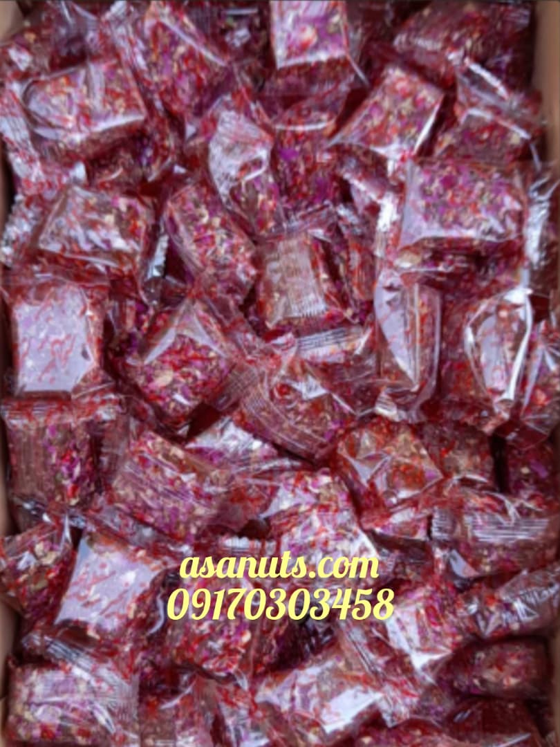 مسقطی انجیر با گل محمدی در بستهبندی سنتی با گلبرگهای صورتی و بافت شفاف