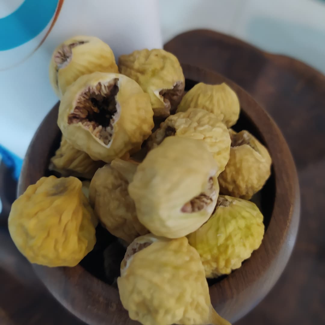 انجیر صدیک تازه در ظرف چوبی سنتی