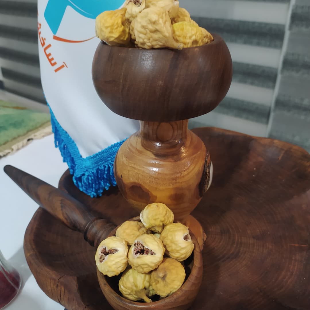 چیدمان انجیر صدیک در کاسه چوبی سنتی
