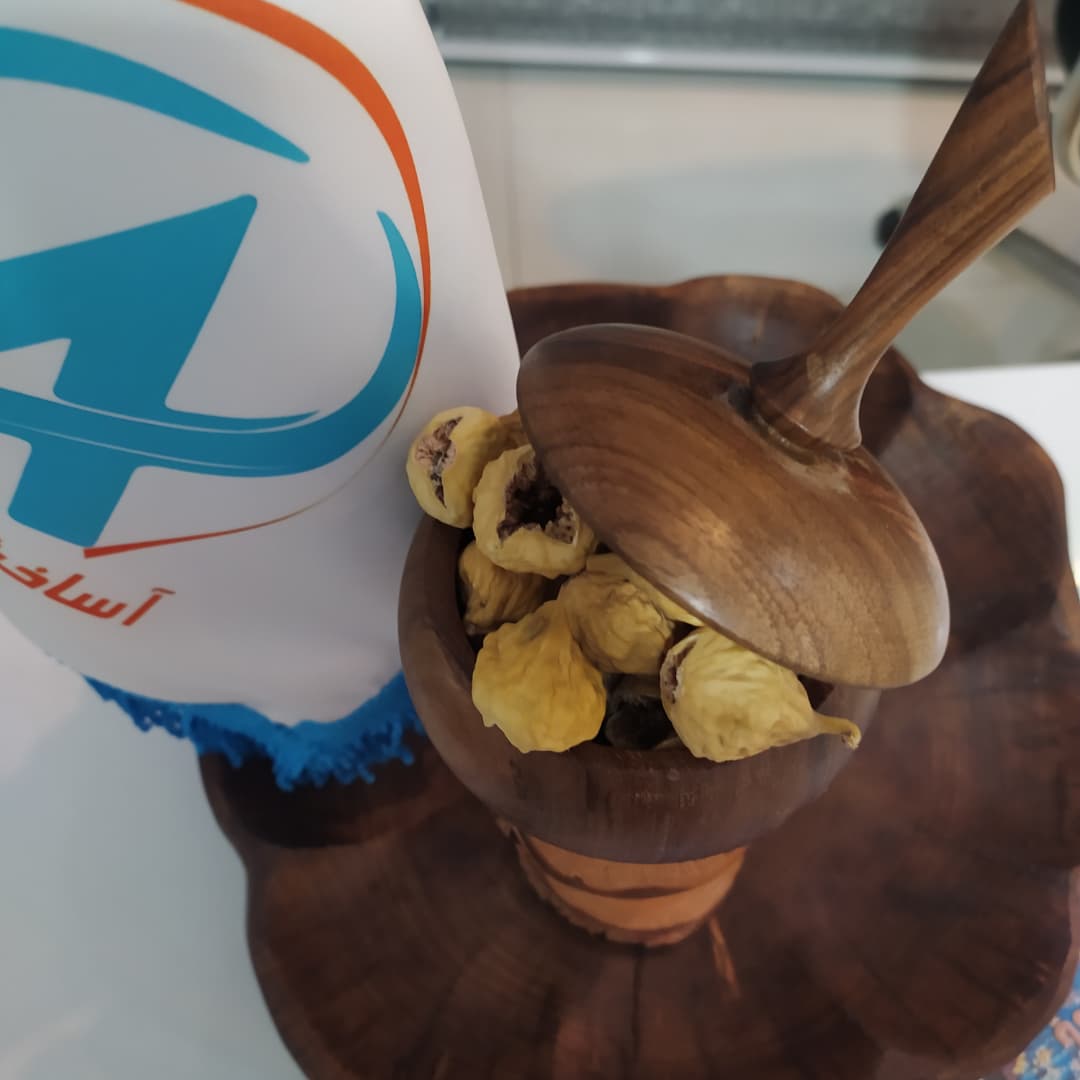 انجیر خشک مجلسی استهبان در ظرف چوبی با لوگوی شرکت آسا خشکبار