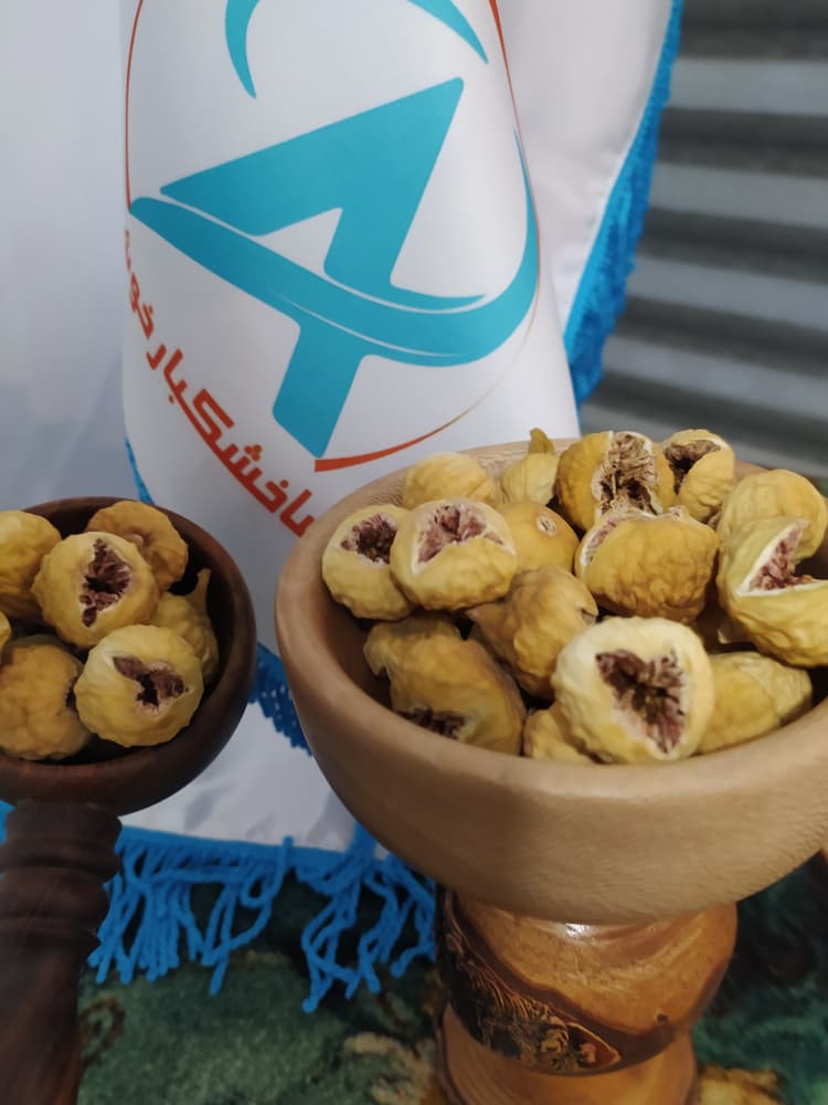 Buying local figs in Estahban