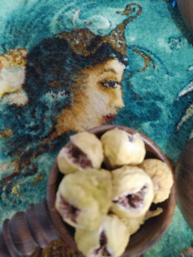 ظروف چوبی پر از انجیر تازه خشک درجه یک مناسب فروش عمده